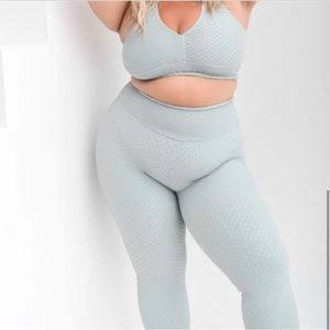 Gently used BBB light gray capris L-2XL